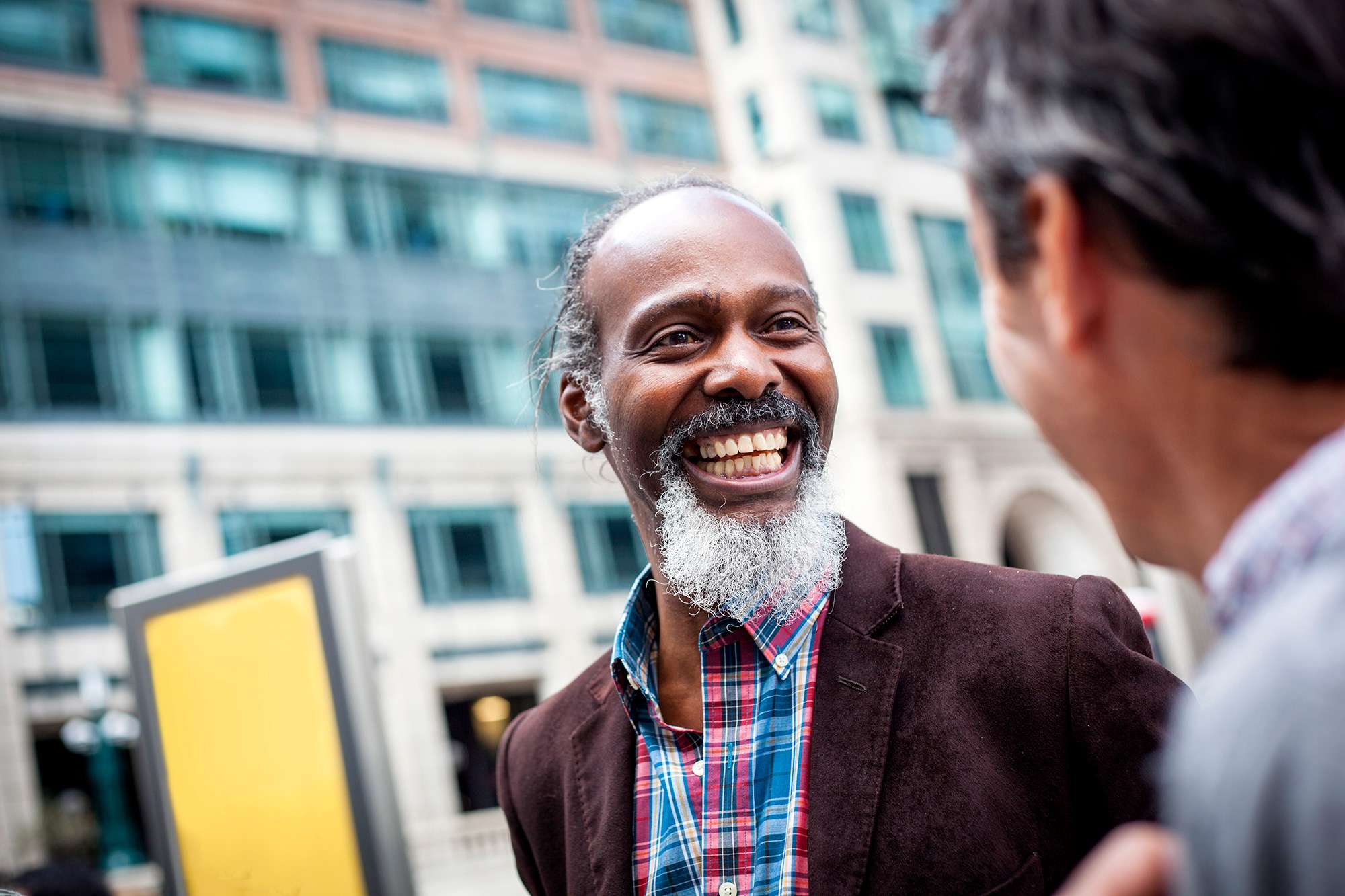 Two people smiling outdoors, highlighting recovery stories for a blog on minimally invasive gallbladder surgery by Dr. Luciano Fiszer.